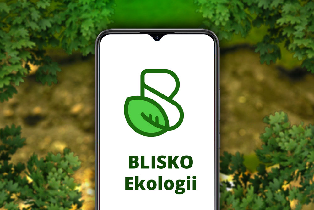 telefon z logiem nadawcy BLISKO EKOLOGII na tle drzew
